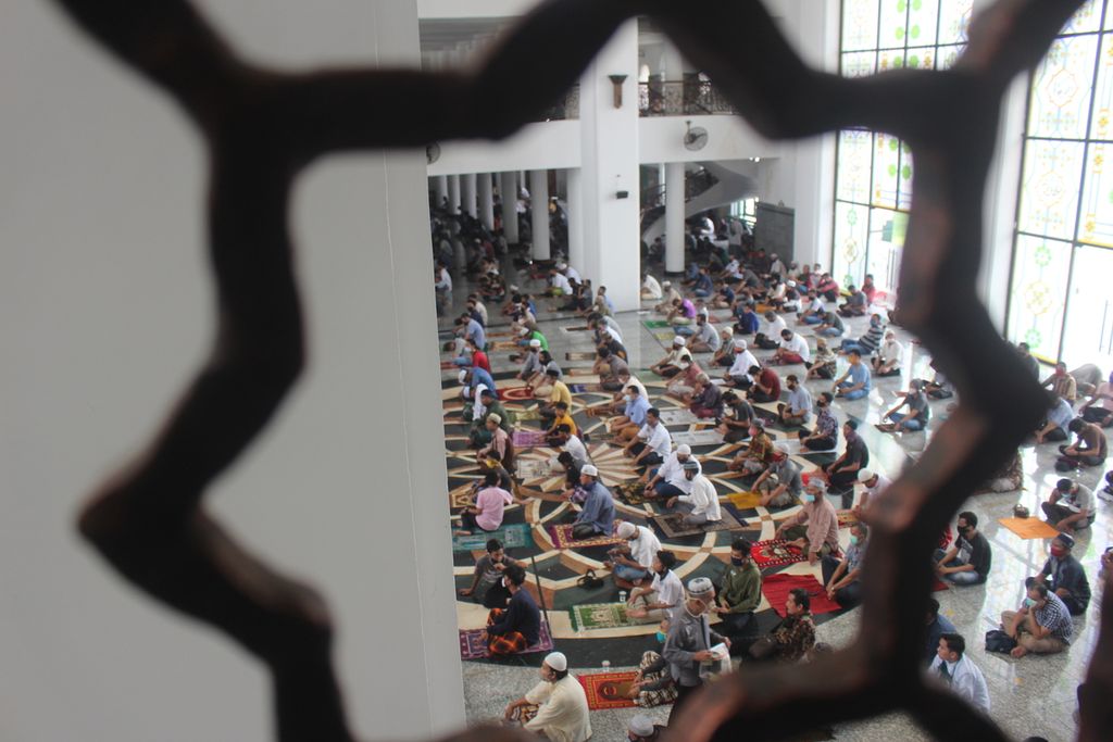 Jemaah sedang mengikuti shalat Jumat di Masjid Agung Palembang, Sumatera Selatan, Jumat (5/6/2020). Ini adalah shalat Jumat pertama dalam dua bulan terakhir karena Palembang masuk dalam zona merah pandemi Covid-19. Jemaah pun harus mengikuti protokol kesehatan yang ditetapkan pemerintah.