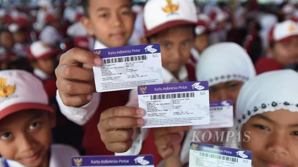 Siswa Sekolah Dasar memperlihatkan Kartu Indonesia Pintar (KIP) saat berlangsung Kegiatan Pembagian Kartu Indonesia Pintar bagi siswa Yatim/Panti di SMK Muhammadiyah 7 Gondanglegi, Kabupaten Malang, Sabtu (3/6). Pembagian dilakukan dihadiri langsung oleh Presiden Jokowi.Kompas/Bahana Patria Gupta (BAH)03-06-2017