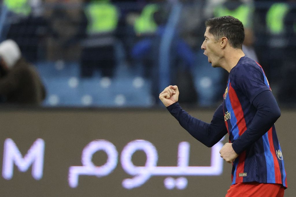 Penyerang Barcelona Robert Lewandowski merayakan keberhasilannya melakukan tendangan penalti dalam pertandingan semifinal Piala Super Spanyol antara Real Betis dan Barcelona di Stadion Internasional King Fahd, Riyadh, Jumat (13/1/2023) dini hari WIB.