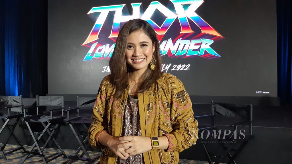 Vina Candrawati, pelukis pasir, bercerita tentang kolaborasi dengan Disney di sela-sela Press Conference Disney Indonesia Special Collaborations Inspired by Marvel Studios ”Thor: Love and Thunder”, Selasa (5/7/2022).