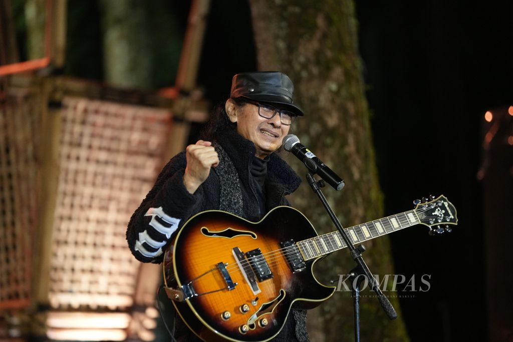 Penampilan Mus Mujiono dalam Jazz Gunung Slamet 2024 di Bumi Perkemahan Palawi, Wana Wisata Baturraden, Banyumas, Jawa Tengah, Sabtu (11/5/2024). Jazz Gunung Slamet merupakan acara pertama dari rangkaian Jazz Gunung Series 2024. 