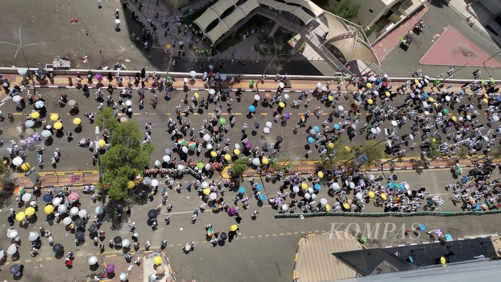 Jemaah Meninggalkan Mina - Arus jemaah haji meninggalkan Mina setelah melempar jumrah tampak di Jalan Sidqi, Aziziyah, Selasa (13/8/2019). Jemaah yang meninggalkan Mina adalah yang memilih nafar awwal. Adapun yang memilih nafar tsani baru akan meninggalkan Mina pada hari ini.KOMPAS/NASRU ALAM AZIZ (LAM)13-08-2019