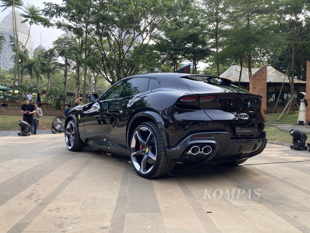 Bagian buritan Ferrari Purosangue saat diluncurkan resmi di pasar Indonesia dalam seremoni sederhana di Taman Tugu Majapahit, Hutan Kota Plataran, Senayan, Jakarta, Rabu (13/9/2023).