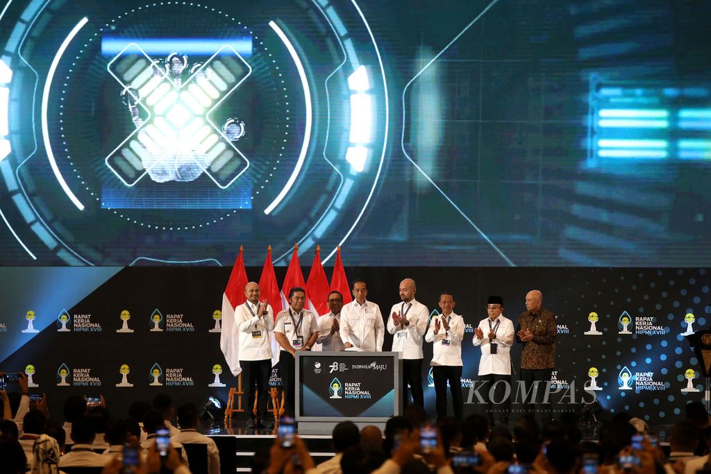 Presiden Joko Widodo (empat dari kiri) membuka Rapat Kerja Nasional XVIII Himpunan Pengusaha Muda Indonesia Tahun 2023 di ICE BSD, Tangerang, Banten, Kamis (31/8/2023). Dalam sambutannya pada pembukaan Rakernas tersebut, Joko Widodo kembali menekankan soal hilirisasi hasil sumber daya alam. Hilirisasi tidak hanya yang besar-besar seperti nikel, tetapi juga yang kecil-kecil seperti kopi dan produk pertanian lainnya. 