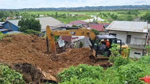 Mother and Child Die Buried in Samarinda Landslide, 2 Other Victims Not Yet Found
