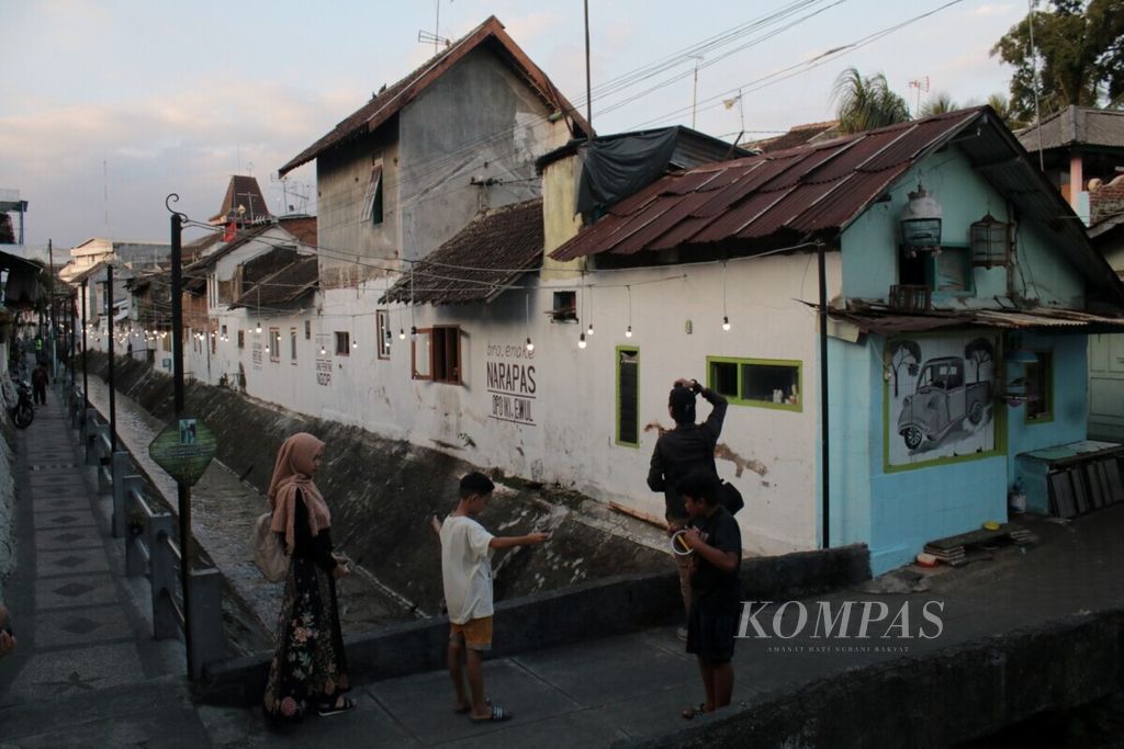Suasana sore di perkampungan warga di kawasan Kayutangan, Kota Malang, Jawa Timur, Senin (5/8/2019). 