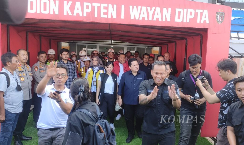 Pengerjaan peningkatan Stadion Kapten I Wayan Dipta, Gianyar, untuk penyelenggaraan pertandingan Piala Dunia U-20 2023 dipantau PSSI. Ketua Umum PSSI yang juga Menteri BUMN Erick Thohir bersama rombongan PSSI, Kementerian Pemuda dan Olahraga, Kementerian PUPR, dan pemerintah daerah di Bali, Minggu (12/3/2023), meninjau kondisi Stadion Kapten I Wayan Dipta, Gianyar. 