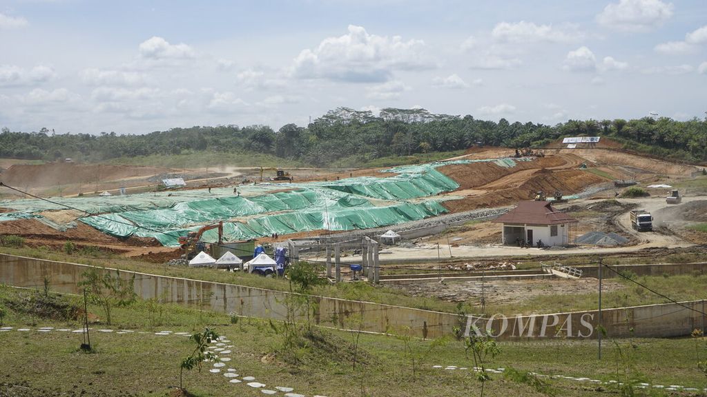 Progres pembangunan Bendungan Sepaku Semoi, penyuplai air baku untuk IKN, di Kalimantan Timur, Sabtu (18/3/2023). Pemerintah Korea Selatan memberi hibah 350 liter per detik instalasi pengolahan air minum di proyek ini.
