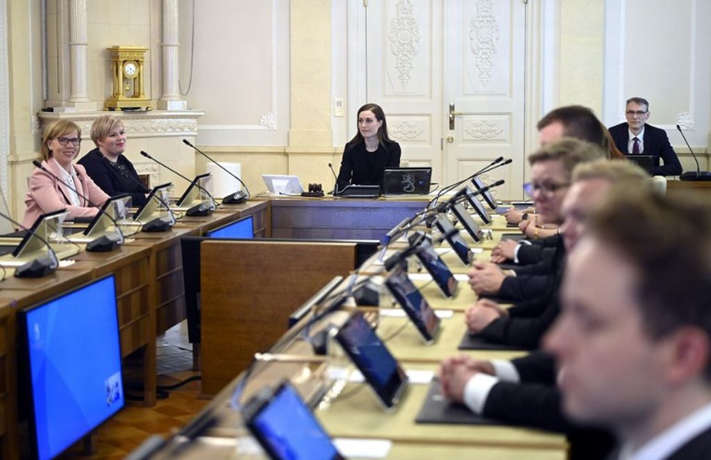Perdana Menteri Finlandia Sanna Marin (tengah) memimpin pertemuan di Helsinki, Selasa, 17 Mei 2022, sebelum dia menandatangani petisi resmi untuk bergabung dengan NATO.