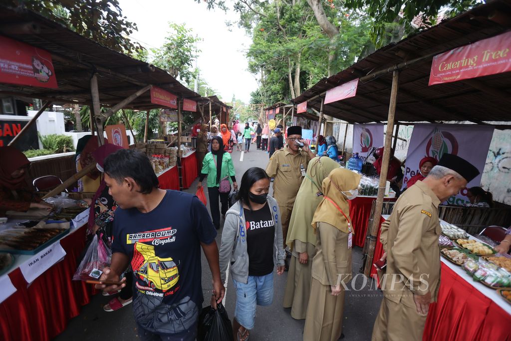 Pelaku UMKM menggelar dagangan mereka dalam kegiatan pasar murah di halaman Dinas Ketahanan Pangan Kabupaten Boyolali, Mojosongo, Boyolali, Jawa Tengah, Senin (21/11/2022). Selain sebagai salah satu upaya menjaga kestabilan pasokan dan harga pangan di kawasan Boyolali, kegiatan ini juga untuk mendorong masyarakat terus melestarikan keberadaan beragam makanan tradisional.