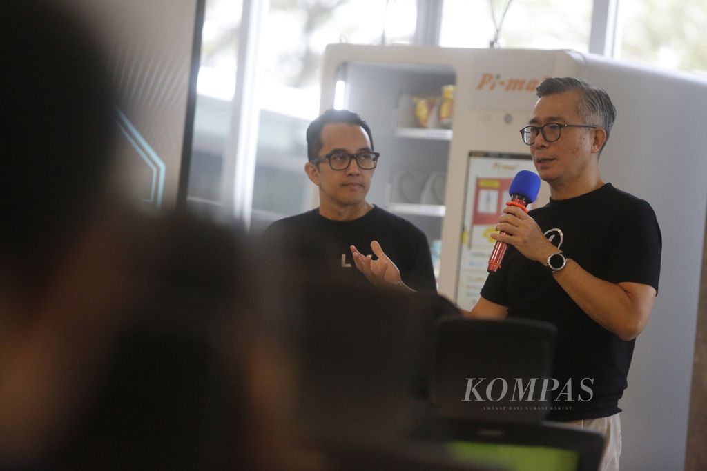 Presiden Direktur PT Ilectra Moto Group Purbaja Pantja (kanan) didampingi Kepala Pemasaran Putu Yudha menjelaskan kepada wartawan tentang motor listrik Alva di Alva Manufacturing Facility, Cikarang, Bekasi, Jawa Barat, Rabu (20/9/2023). 