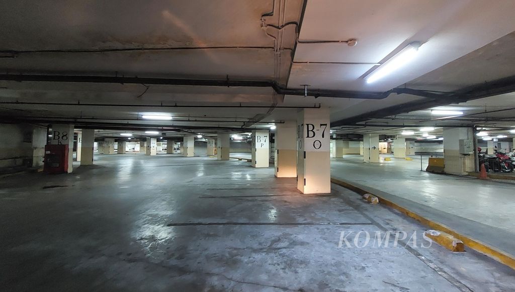 Suasana sepi terlihat di area parkir kendaraan di pusat perbelanjaan Plaza Semanggi, Jakarta, Selasa (14/6/2022).