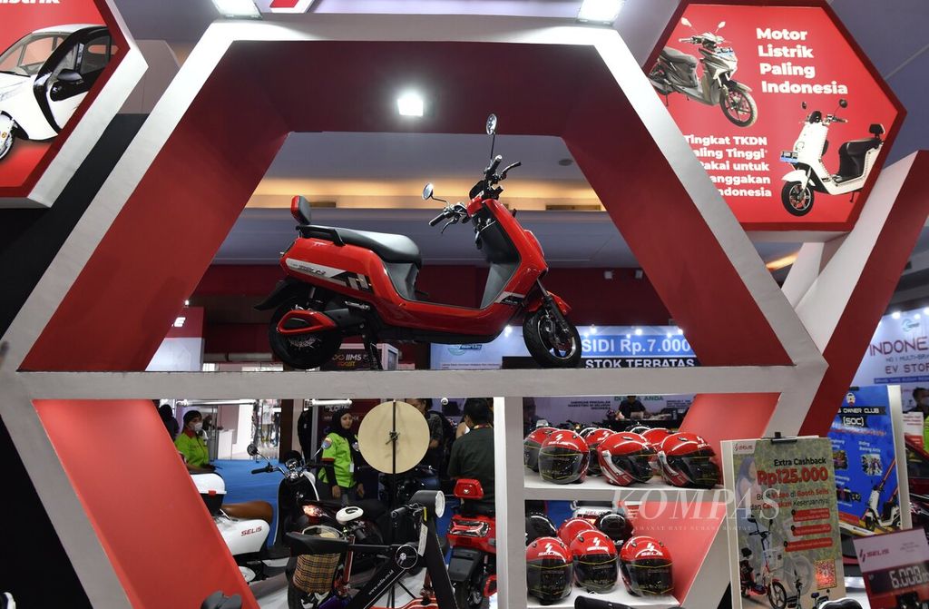 Motor listrik jenama Selis dalam ajang Indonesia International Motor Show (IIMS) 2023 di Jakarta International Expo, Kemayoran, Jakarta, Kamis (16/2/2023). Motor listrik produksi Tangerang tersebut memilik tingkat komponen dalam negeri (TKDN) sebesar 53,69 persen.