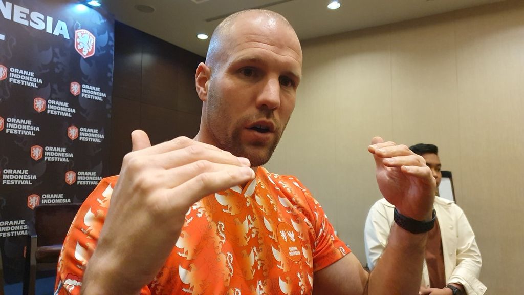 Mantan pemain timnas Belanda, Ron Vlaar, seusai jumpa pers soal Oranje Indonesia Festival di Jakarta, Kamis (24/11/2022). 