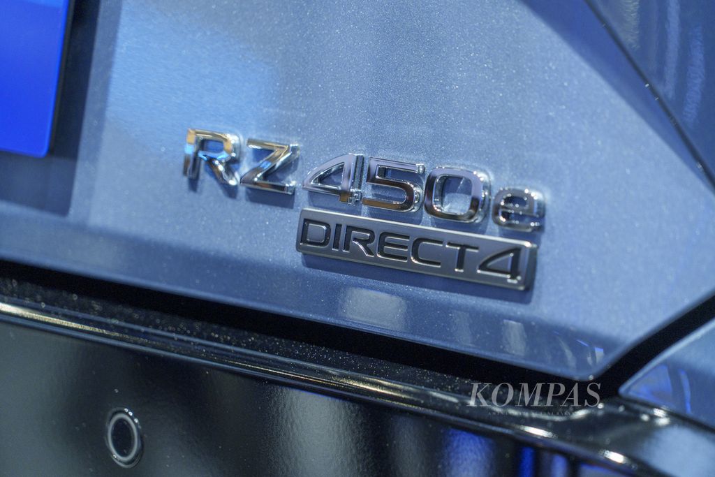 Logo buritan All New Lexus RZ 450e bertenaga listrik yang diperkenalkan dalam pameran Gaikindo Jakarta Auto Week di JCC Senayan, Jumat (10/3/2023). 