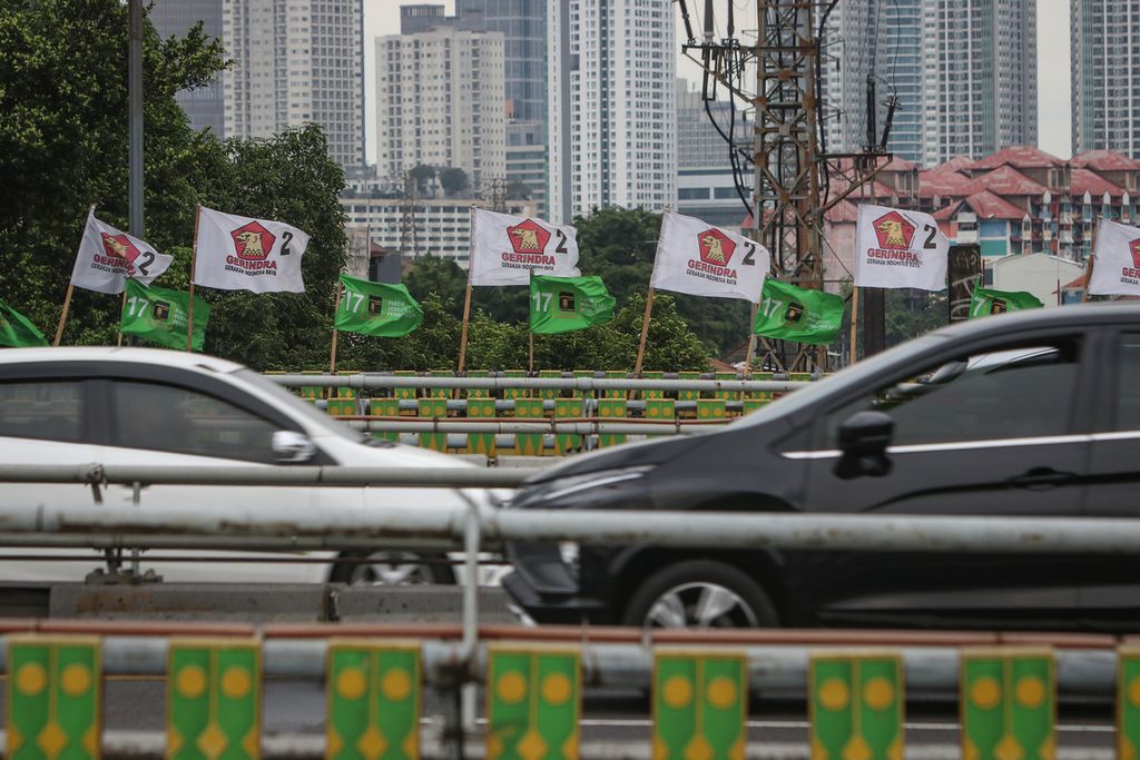 Bendera dua partai politik beserta nomor urutnya dalam Pemilu 2024 terpasang pada pagar jalan layang di kawasan Slipi, Jakarta, Selasa (17/1/2023). 