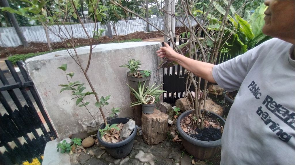 Korban menunjukkan jalan masuk pelaku saat melancarkan aksinya di rumahnya di Jalan Tebet Timur Raya, Kelurahan Tebet Timur, Kecamatan Tebet, Jakarta Selatan, Senin (5/12/2022).