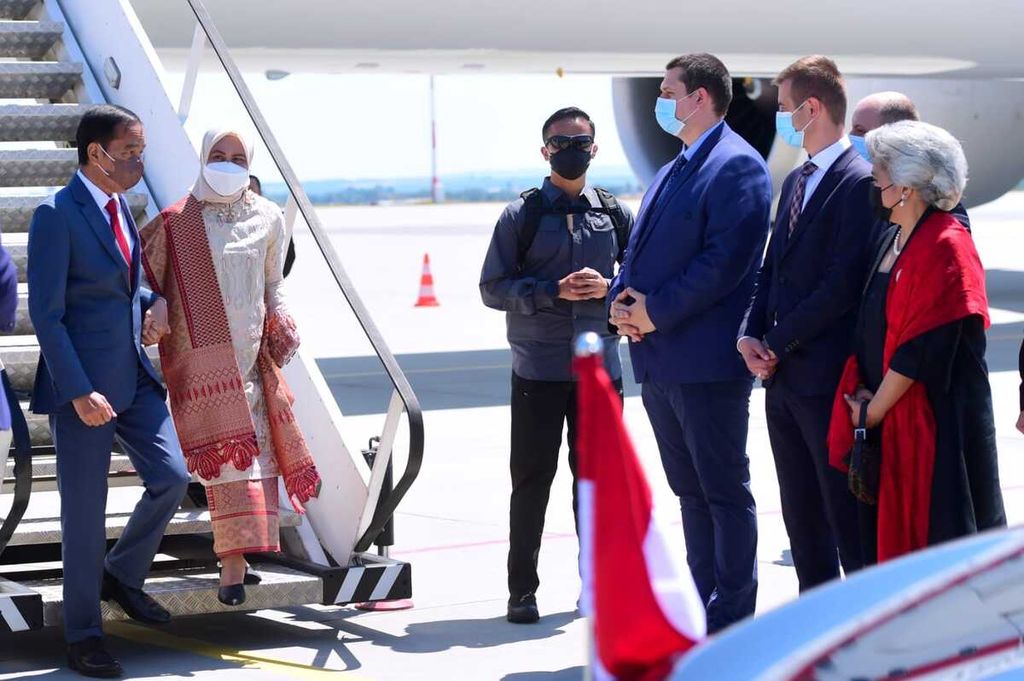 Presiden dan Nyonya Iriana tiba di Bandar Udara Internasional Rzeszow-Jasionka, Polandia, pukul 11.50 waktu setempat. Wakil Gubernur Provinsi Rzeszow Rodoslaw Wiatr, Duta Besar RI untuk Polandia Anita Luhulima, dan Atase Pertahanan RI Kolonel Adi Triadi menyambut kedatangan Presiden dan Nyonya Iriana. Dari Polandia, Presiden akan melanjutkan perjalanan menuju Ukraina.