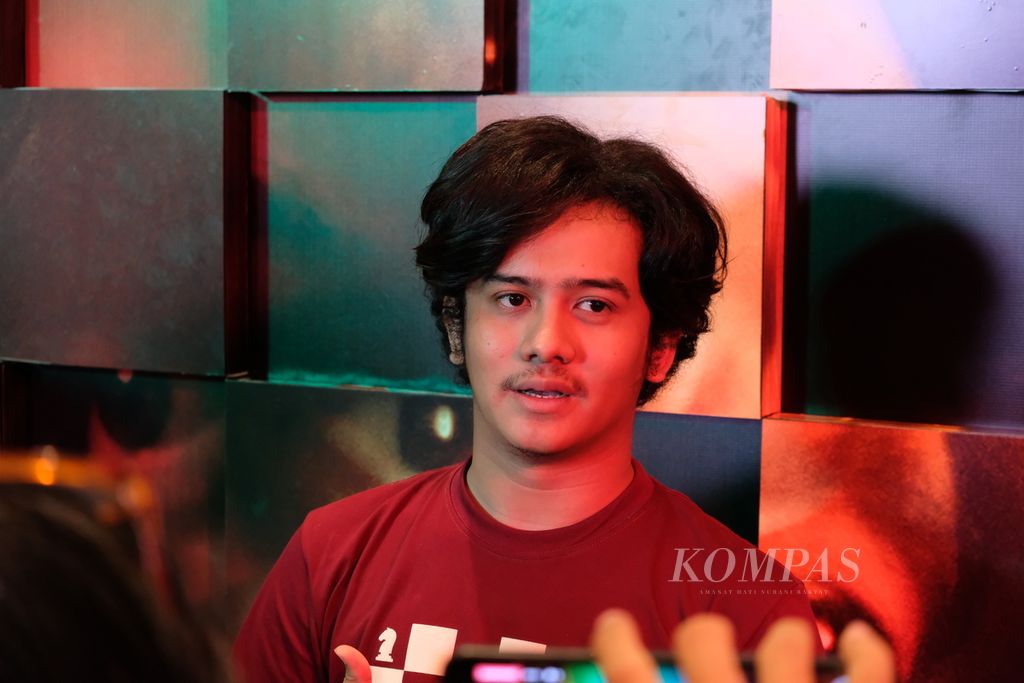 Aktor Kevin Ardilova pada konferensi pers film <i>Autobiography</i> di Jakarta, Selasa (17/1/2023). Film ini ditayangkan di bioskop Indonesia mulai 19 Januari 2023. Adapun film ini telah melanglang buana ke 20-an festival di luar dan dalam negeri, lalu tercatat sebagai salah satu nomine Film Cerita Panjang Terbaik Festival Film Indonesia (FFI) 2022. Film ini membawa pulang Piala Citra 2022 sebagai Penulis Skenario Asli Terbaik.