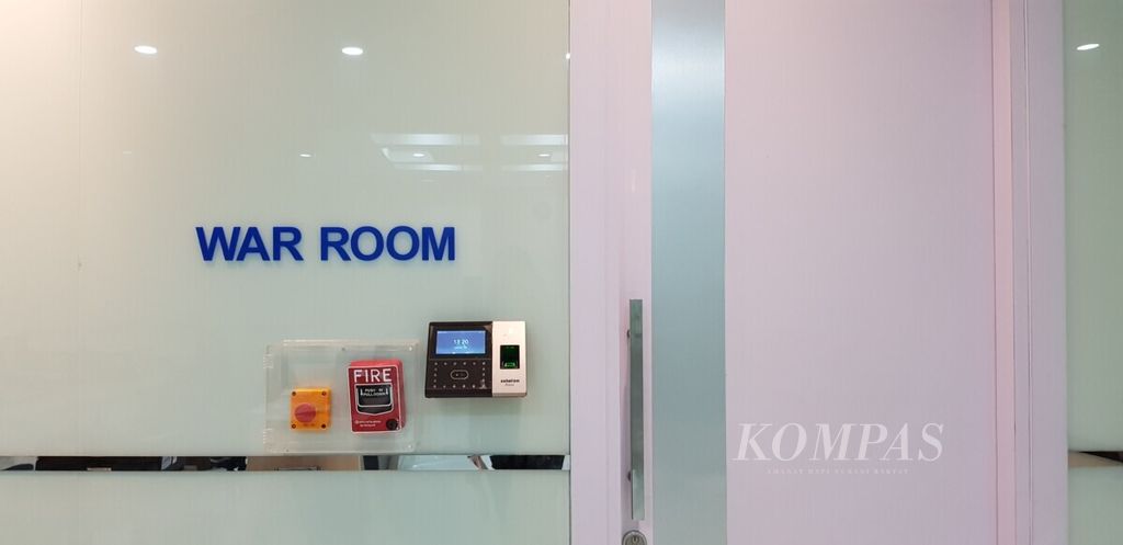 War Room merupakan ruang sistem operasi dari mesin AIS yang berfungsi untuk memantau konten negatif, baik di media massa maupun media sosial.