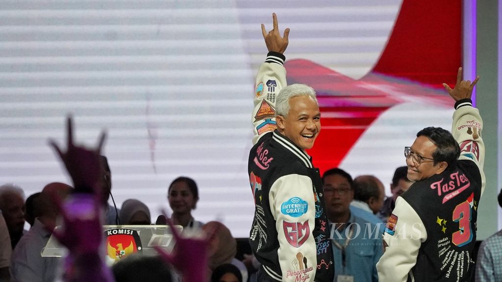 Pasangan calon presiden dan calon wakil presiden Ganjar Pranowo-Mahfud MD saat memasuki ruangan Debat Putaran Ke-5 Calon Presiden Pemilu 2024 di Jakarta Convention Center, Jakarta, Minggu (4/2/2023). 