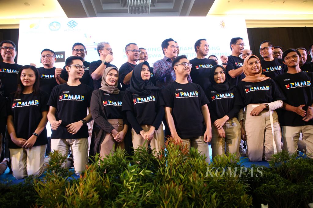Perwakilan mahasiswa, rektor, dan direksi badan usaha milik negara (BUMN) berfoto bersama Menteri BUMN Erick Thohir pada acara peluncuran penguatan Program Magang Mahasiswa Bersertifikat (PMMB) oleh BUMN di Jakarta, Rabu (12/2/2020). 