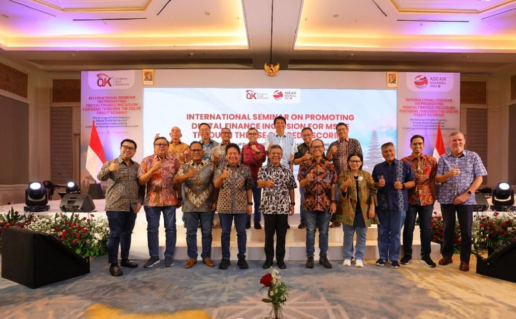 Otoritas Jasa Keuangan (OJK) mengadakan seminar internasional bertemakan ”Sinergi Lembaga Pengelola Informasi Perkreditan (LPIP) dan Innovative Credit Scoring (ICS) dalam Mendorong Peningkatan Inklusi Keuangan” di Nusa Dua, Badung, Bali, mulai 16-17 Maret 2023. Dokumentasi OJK menampilkan suasana saat foto bersama seusai sesi pembukaan seminar hari kedua, Jumat (17/3/2023).