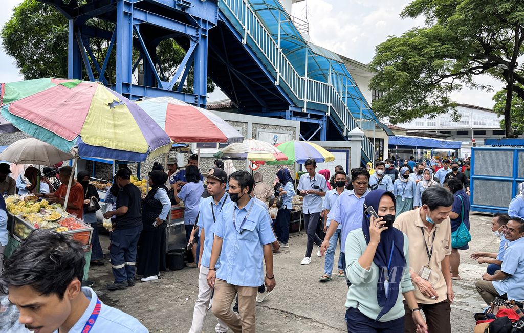 Buruh pabrik alas kaki keluar pabrik saat jam istirahat makan siang di kawasan Gerendeng, Karawaci, Kota Tangerang, Banten, 14 November 2022. Pemutusan hubungan kerja (PHK) tengah melanda sejumlah industri padat karya, seperti tekstil dan produk tekstil serta produk alas kaki.