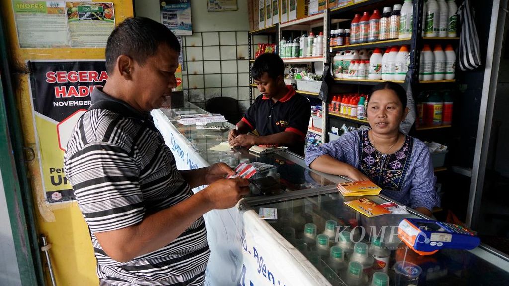 https://assetd.kompas.id/8CnzYc3EXd-zfPJqG9ZD1fmcvjM=/1024x576/filters:watermark(https://cdn-content.kompas.id/umum/kompas_main_logo.png,-16p,-13p,0)/https%3A%2F%2Fkompas.id%2Fwp-content%2Fuploads%2F2018%2F04%2F20180416egiA-kartu-tani.jpg
