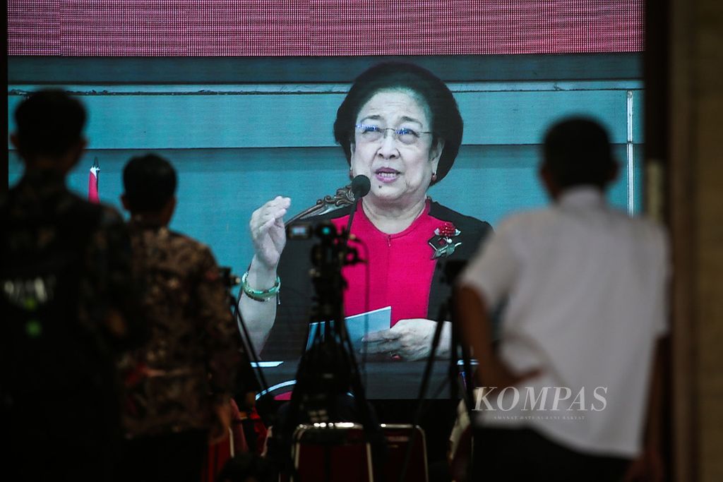 Ketua Umum PDI Perjuangan Megawati Soekarnoputri memberikan pidatonya saat Rakernas II PDI Perjuangan di Sekolah Partai PDI Perjuangan, Lenteng Agung, Jakarta, Selasa (21/6/2022). Rakernas II PDI Perjuangan bertemakan Desa Kuat, Indonesia Maju dan Berdaulat dengan sub tema Desa Taman Sari Kemajuan Nusantara. Rakernas diadakan secara luring dan daring yang diikuti berbagai unsur partai. Kompas/Hendra A Setyawan (HAS)