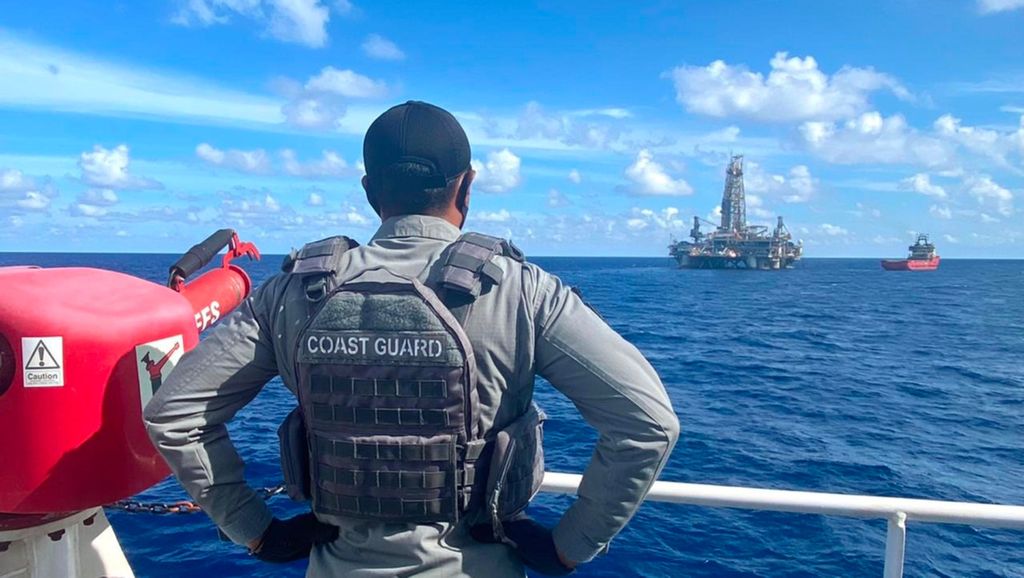 Petugas Bakamla RI berpatroli dekat pengeboran lepas pantai Noble Clyde Boudreaux di Blok Tuna, Laut Natuna Utara, Kepulauan Riau, awal Juli 2021.
