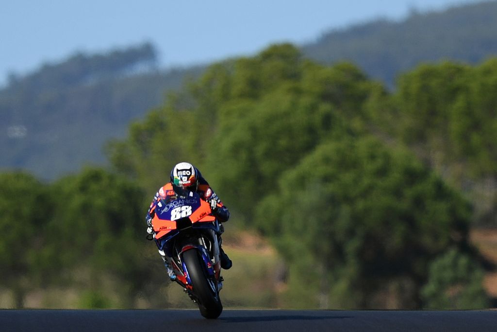 Pembalap Red Bull KTM Tech 3, Miguel Oliveira, memacu motornya dalam balapan MotoGP 2020 di Sirkuit Internasional Algarve, Portimao, Portugal, Minggu (22/11/2020). Miguel Oliveira menjjadi yang tercepat dalam balapan penutup MotoGP 2020 itu.