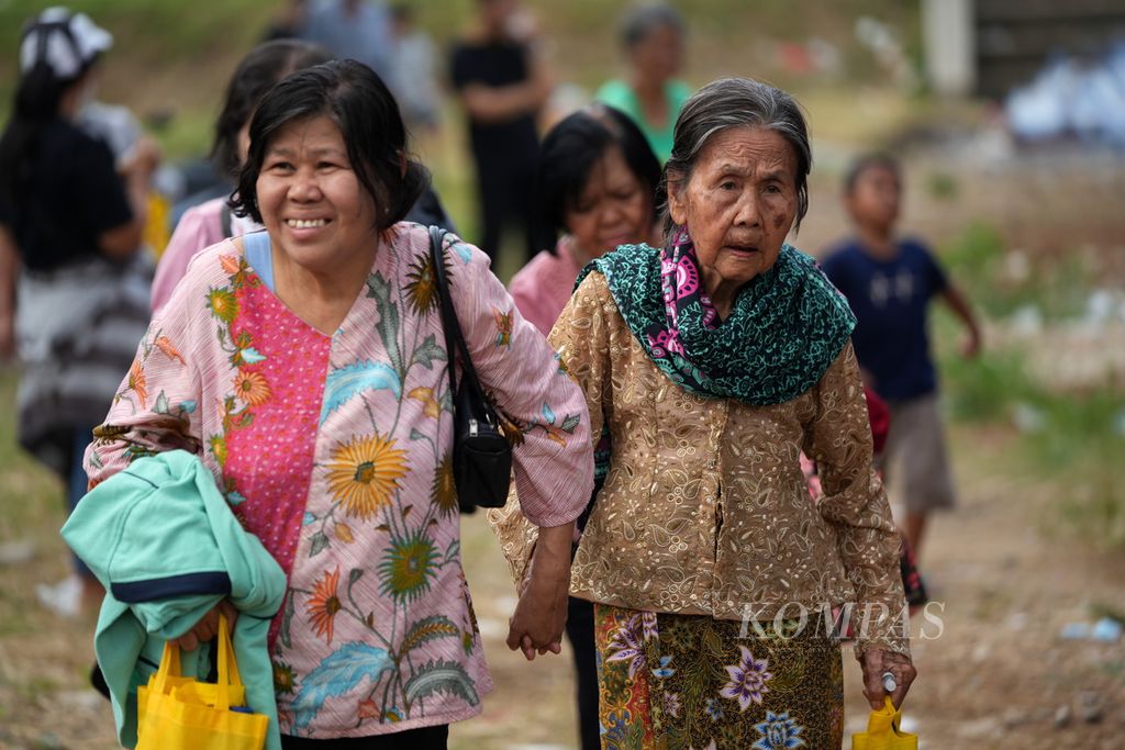 Warga lansia keturunan Tionghoa berjalan untuk menyaksikan pembakaran perahu naga kertas di sekitar Koet Goan Bio (Kelenteng Empe Peh Cun), di Kecamatan Karawaci, Kota Tangerang, Banten, 10 Juni 2024. Akibat jumlah kelahiran yang berkurang dan harapan hidup meningkat, jumlah warga lansia bertambah seiring perjalanan waktu.  