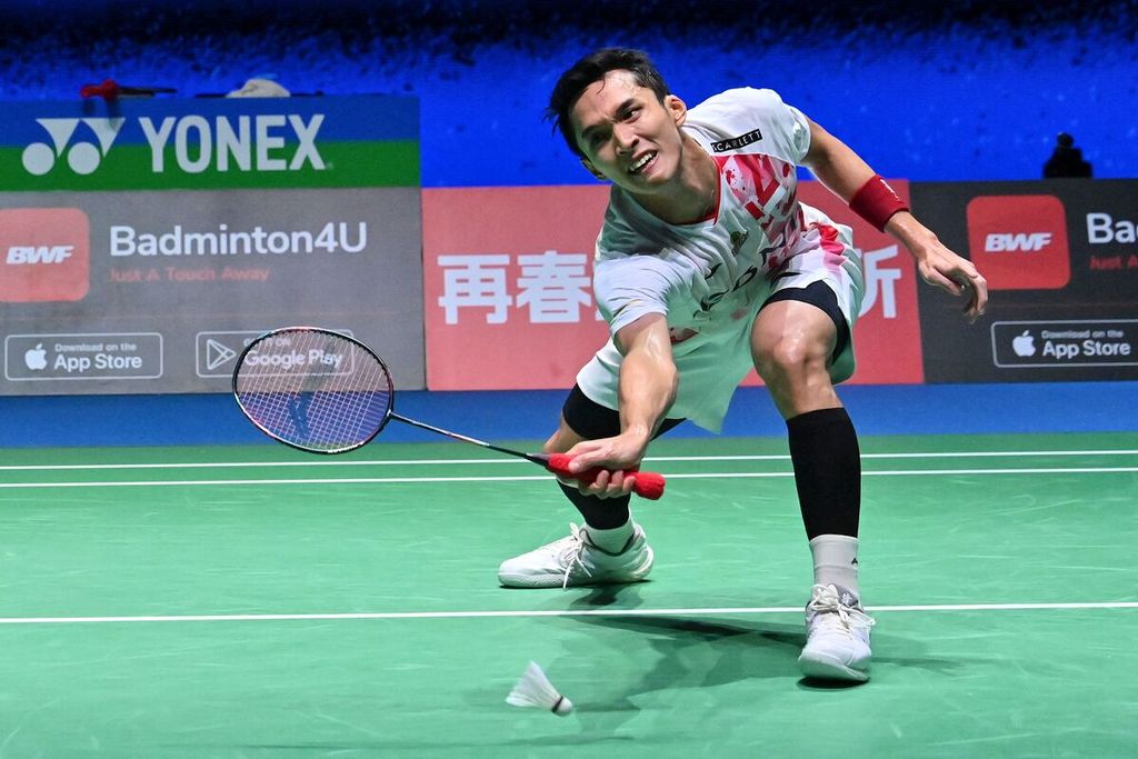 Jonatan Christie gagal menahan laju smes keras Chou Tien Chen (Taiwan) pada laga perempat final Kejuaraan Dunia Bulu Tangkis 2022 di Tokyo, Jepang, Jumat (26/8/2022). Joanatan gagal memanfaatkan keunggulan dan harus menyerah kepada Chou, 21-14, 11-21, 20-22.