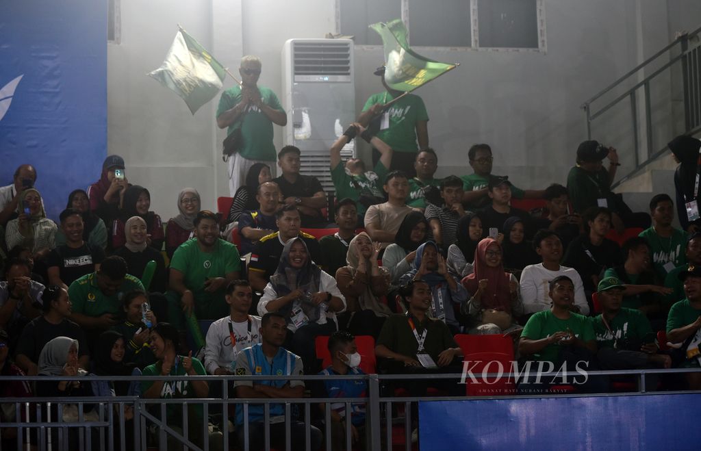 Euforia penonton yang menyaksikan pertandingan cabang olahraga angkat besi kelas 61 kilogram dalam Pekan Olahraga Nasional (PON) Aceh-Sumatera Utara 2024 di GOR Angkat Besi, Kompleks Stadion Harapan Bangsa, Banda Aceh, Rabu (4/9/2024).