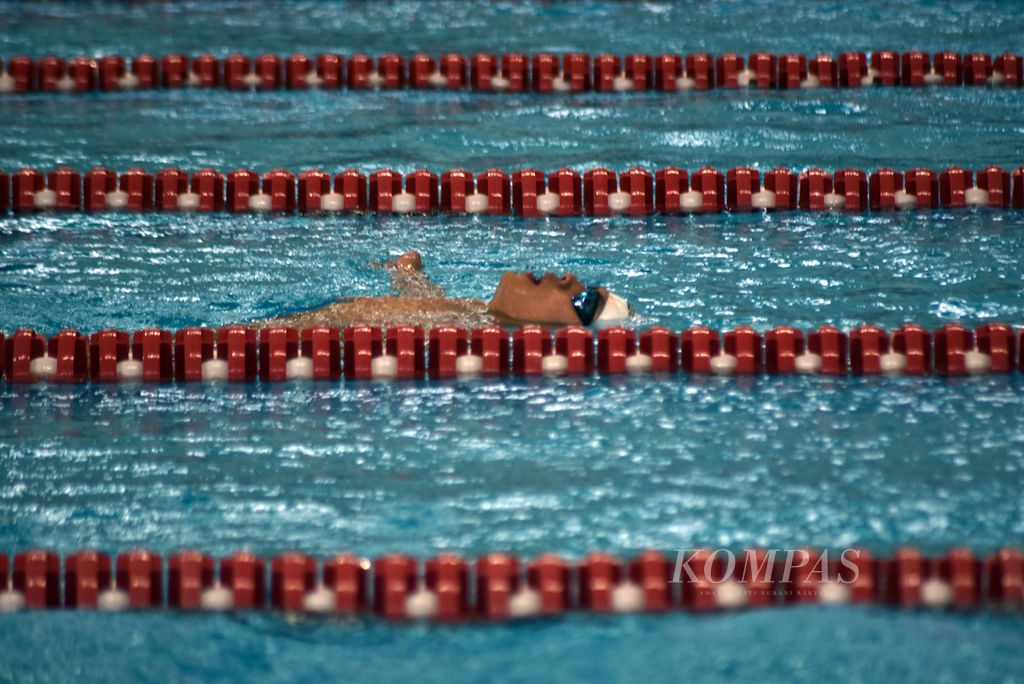 Perenang pelatnas Nicholas Karel Subagyo istirahat seusai final 1.500 meter gaya bebas dalam hari terakhir Seleksi Nasional Renang untuk SEA Games Kamboja 2023 di Arena Akuatik Senayan, Jakarta, Jumat (24/2/2023).