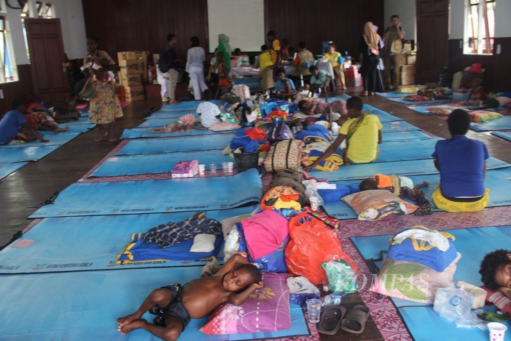 Pasien gizi buruk dan campak berbaring di Aula Gereja GPPK Agats, Kabupaten Asmat, Papua, Rabu (24/1/2018).