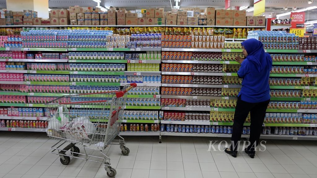 Petugas menata berbagai susu kemasan di sebuah supermarket ritel di kawasan Tebet, Jakarta Selatan, Rabu (19/2/2020). 