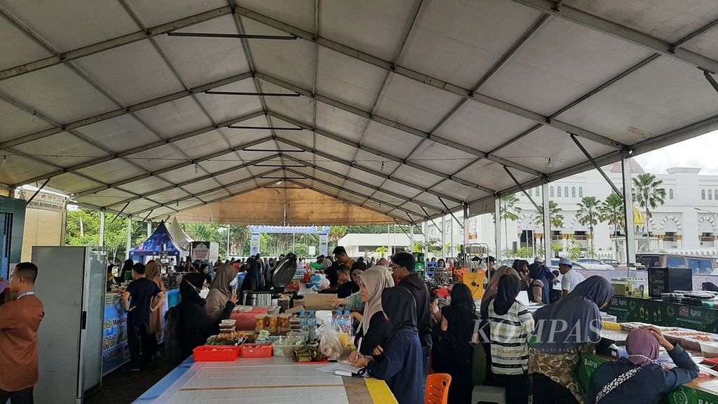 Bazar Ramadhan di halaman Masjid Raya Mujahidin Pontianak, Kalimantan Barat, Kamis (23/3/2023).