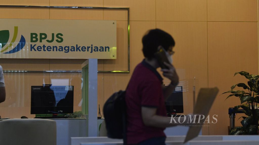 Nasabah berada di Kantor BPJS Ketenagakerjaan Kantor Cabang Jakarta Sudirman, Jakarta, Selasa (15/2/2022). Keputusan pemerintah terkait pencairan dana Jaminan Hari Tua (JHT) masih menuai polemik.