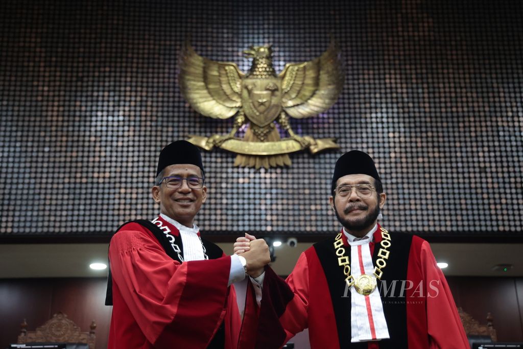 Chief Justice of the Constitutional Court for the 2023-2028 period Anwar Usman (right) and Deputy Chief Justice of the Constitutional Court Saldi Isra after their inauguration at the Constitutional Court Building, Jakarta, Monday (20/3/2023).