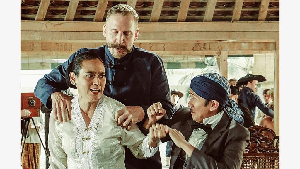 A cut from the film "Bumi Manusia" depicting the role of Nyai Ontosoroh.