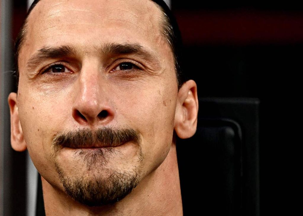 Striker AC Milan, Zlatan Ibrahimovic, menahan emosinya dalam seremoni perpisahan di Stadion San Siro, Milan, Senin (5/6/2023) dini hari WIB. 