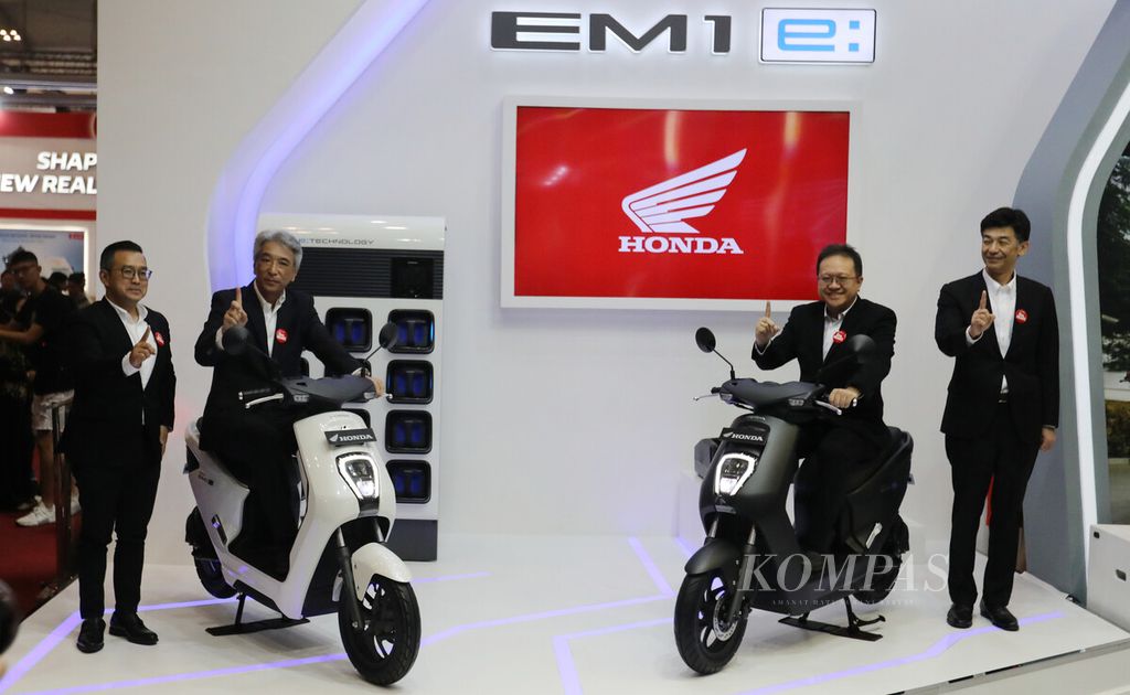 Marketing Director PT AHM Octavianus Dwi Putro, President Director PT AHM Susumu Mitsuishi, Executive Vice President Director PT AHM Thomas Wijaya, dan Marketing Director PT AHM Naoki Kajino memperkenalkan sepeda motor Listrik Honda EM1 e: di ajang Gaikindo Indonesia International Auto Show (GIIAS) 2023 di ICE BSD City, Tangerang, Banten, Jumat (11/8/2023).