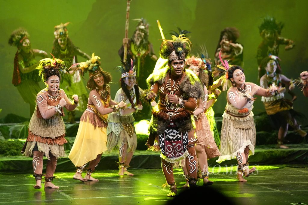 Pentas Teater Koma dengan lakon <i>Matahari Papua: Saatnya Merdeka dari Naga</i> di Graha Bhakti Budaya, Taman Ismail Marzuki, Jakarta Pusat, Kamis (6/6/2024). Lakon yang menjadi produksi ke-230 dari Teater Koma ini merupakan naskah terakhir yang ditulis Nano Riantiarno (1949-2023).  