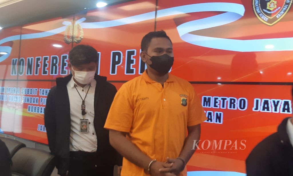 Faisal Marasabessy (22), tersangka kasus pemukulan pengemudi mobil di jalan tol terhadap Justin Frederick (24) dalam rilis kasus di Polda Metro Jaya, Jakarta, Senin (6/6/2022).