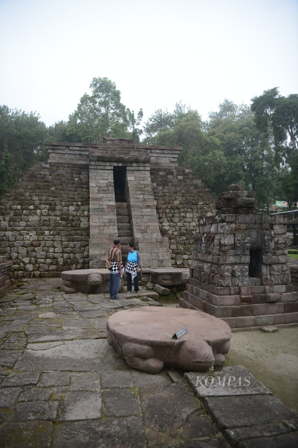 Wisatawan mengunjungi Candi Sukuh di Desa Berjo, Ngargoyoso, Karanganyar, Jawa Tengah, Senin (20/7/2020). 
