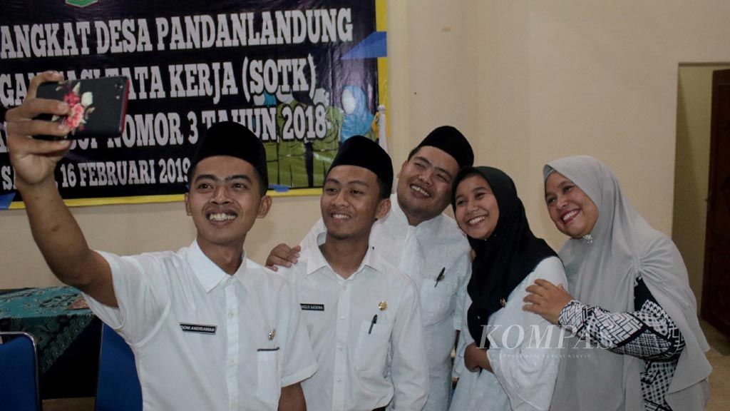 https://assetd.kompas.id/8Z870qiNP-KZQAJdoOvFYcA86Kw=/1024x576/filters:watermark(https://cdn-content.kompas.id/umum/kompas_main_logo.png,-16p,-13p,0)/https%3A%2F%2Fkompas.id%2Fwp-content%2Fuploads%2F2019%2F02%2F20190218_ENGLISH-SERIAL-MILENIAL-NGDESO_C_web_1550501429.jpg