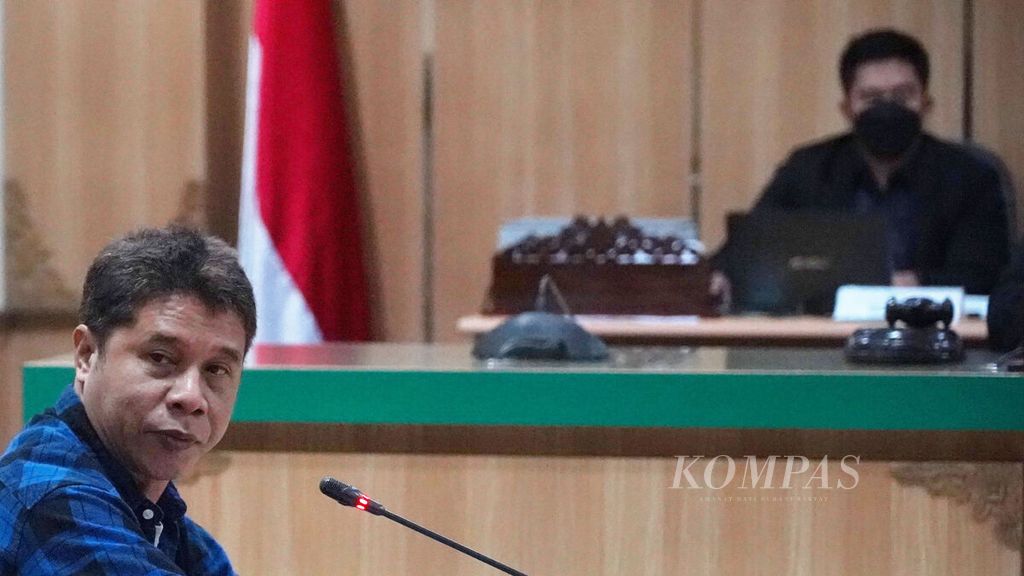 Sekertaris Jenderal DPP Partai Rakyat Adil dan Makmur (Prima) Dominggus Oktavianus Tobu Kiik mewakili partainya hadir dalam Sidang Putusan Penanganan Dugaan Pelanggaran Administrasi Pemilu 2024 di ruang sidang Badan Pengawas Pemilu (Bawaslu), Jakarta, Senin (20/3/2023). 