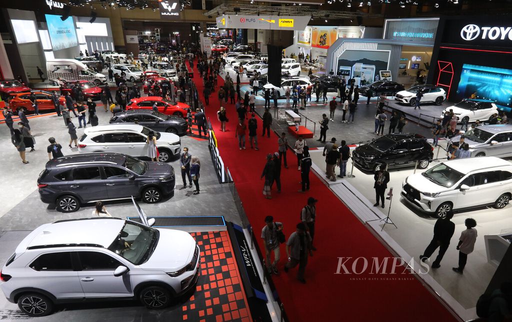 Suasana salah satu aula utama dalam pameran Indonesia International Motor Show 2023 di JIExpo, Kemayoran, Jakarta Pusat, Kamis (16/2/2023). Penyelenggara Dyandra Promosindo menargetkan 400.000 pengunjung selama 11 hari pameran, IIMS 2023 berlangsung hingga 26 Februari. 